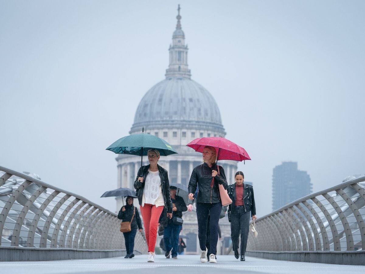 الطقس في بريطانيا يشهد انخفاض في درجات الحرارة وأمطار غزيرة على مدار الأسبوع 