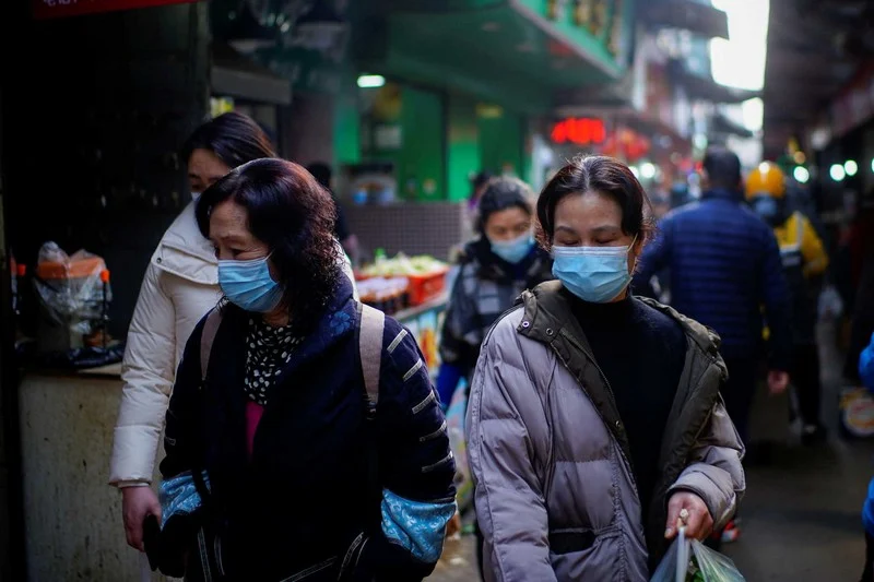 كورونا يعود من جديد.. الصين تغلق ثاني أكبر مبنى في العالم لاحتواء الفيروس 