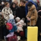 الأسر الأوكرانية اللاجئة في بريطانيا معفاة من شروط الراتب واختبارات اللغة 