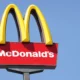 ماكدونالدز تعلن إغلاق 847 فرعًا للشركة في روسيا 
