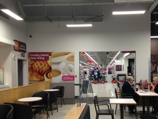 سلسلة "Sainsbury's" تخطط لإغلاق 200 مقهى في متاجرها الشهر القادم 