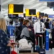 المطارات ببريطانيا تطلب من الركاب السفر بحقيبة واحدة فقط لتجنب الازدحام 