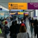 مطار هيثرو يلغي القيود المفروضة على المسافرين نهاية الشهر الجاري 