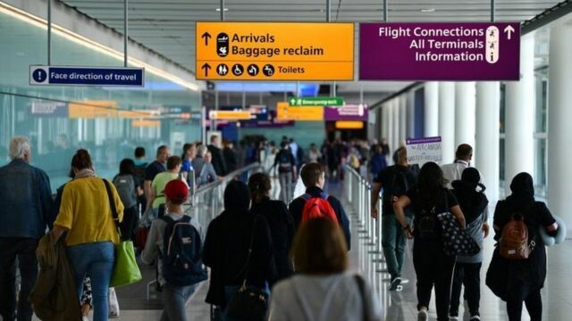 مطار هيثرو يسجل أكثر الشهور ازدحامًا منذ بدء وباء كورونا 