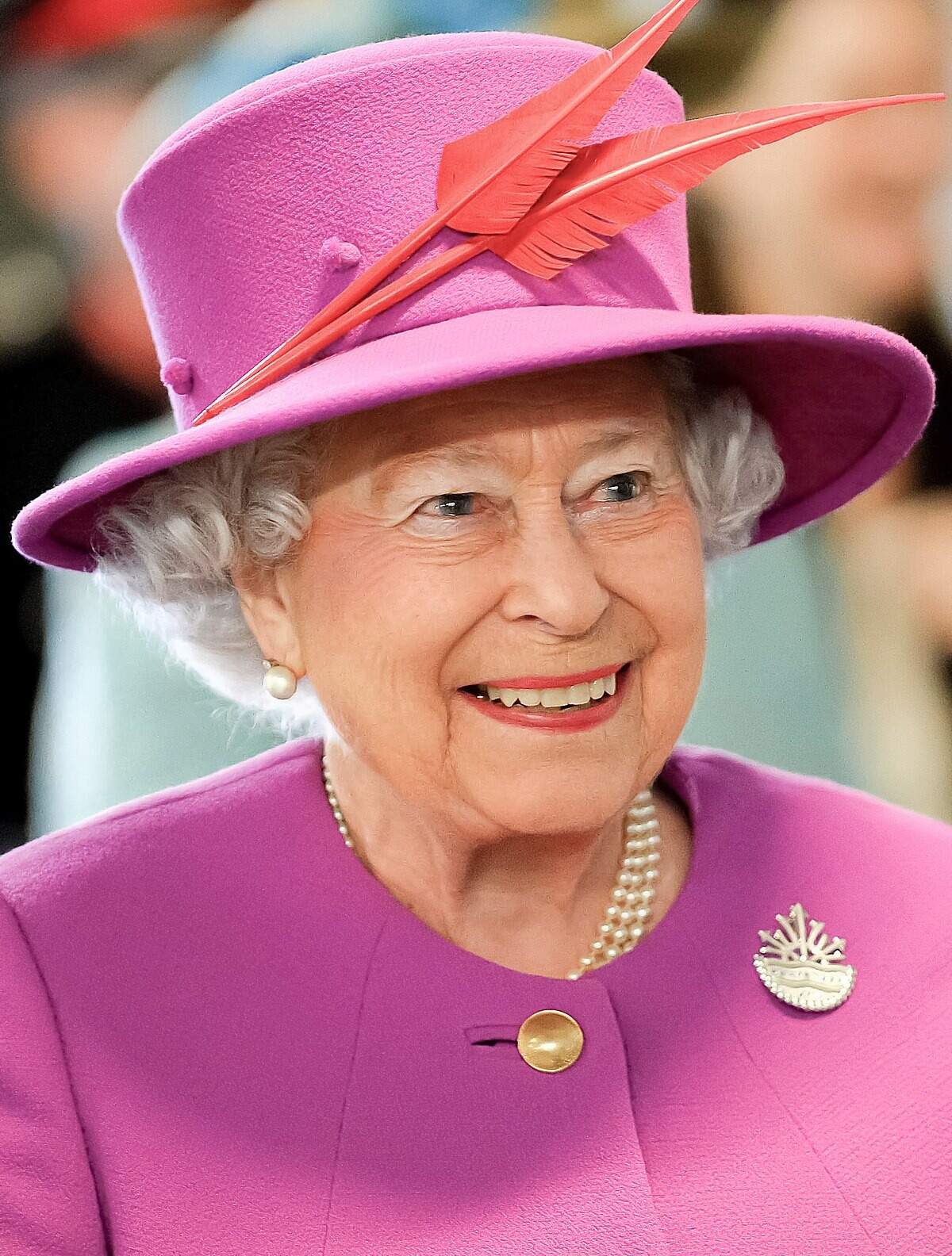 لرؤية خط إليزابيث الجديد الذي سمي على اسمها الملكة تظهر بشكل مفاجئ في محطة بادينغتون 