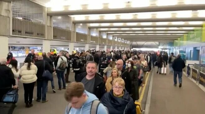 طوابير طويلة يواجهها المسافرون في مطاري مانشستر وبرمنغهام  