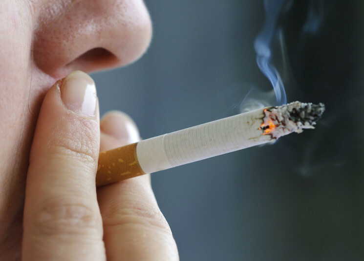الحكومة البريطانية تخطط لرفع السن القانوني للتدخين  إلى 21 سنة 