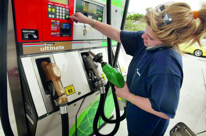 أسعار البنزين تنخفض إلى  مستويات قياسية لأول مرة منذ شهور 