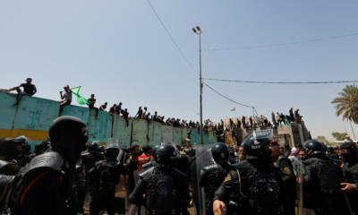 العراق: صدامات على أبواب المنطقة الخضراء والمتظاهرون يقتحمون البرلمان 