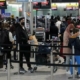 ركاب مطار هيثرو يتظاهرون بالحاجة إلى كرسي متحرك لتخطي قوائم الانتظار 
