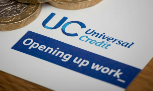 هل سيمنعك السفر من الحصول على معونة Universal Credit؟ 