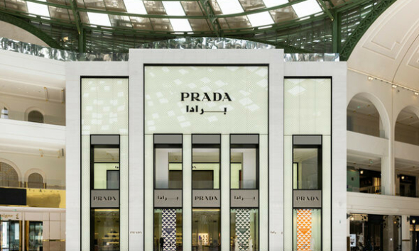 لعشاق الأزياء الفاخرة.. مجمع Place Vendôme يستضيف علامة Prada في قطر 