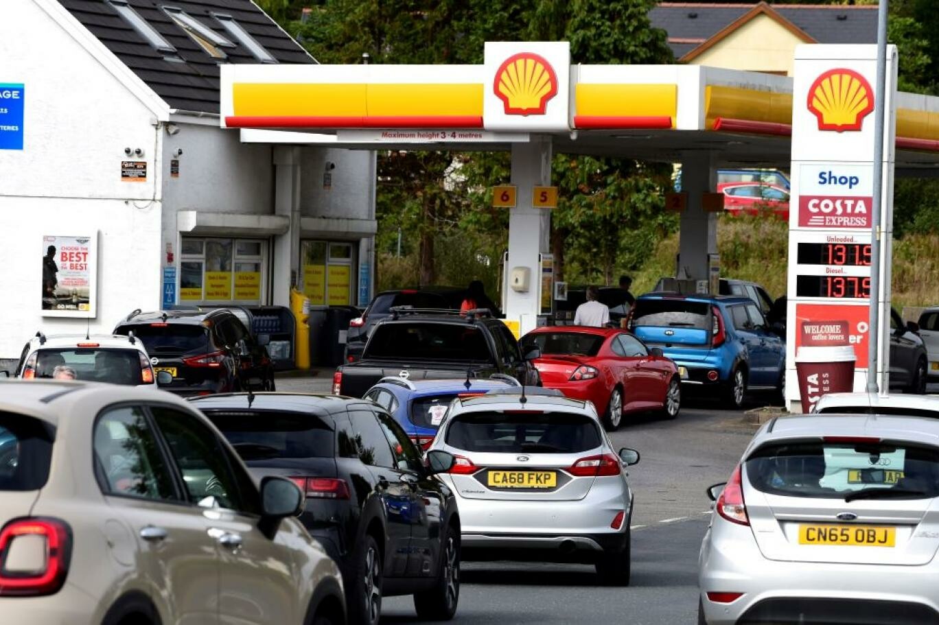 المتظاهرون على أسعار الوقود يغلقون الطرق السريعة عبر أجزاء من إنجلترا وجنوب وي 