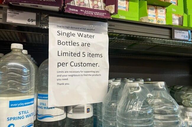 بالتزامن مع موجة الجفاف.. متجر "ألدي" يقنن عدد زجاجات المياه لكل متسوق 
