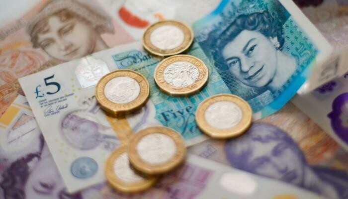 ارتفاع تكاليف المعيشة يعيد البريطانيين إلى استخدام النقود وحساب البنسات 