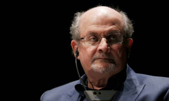 جونسون يندد بطعن الكاتب البريطاني سلمان رشدي على خشبة مسرح في نيويورك 