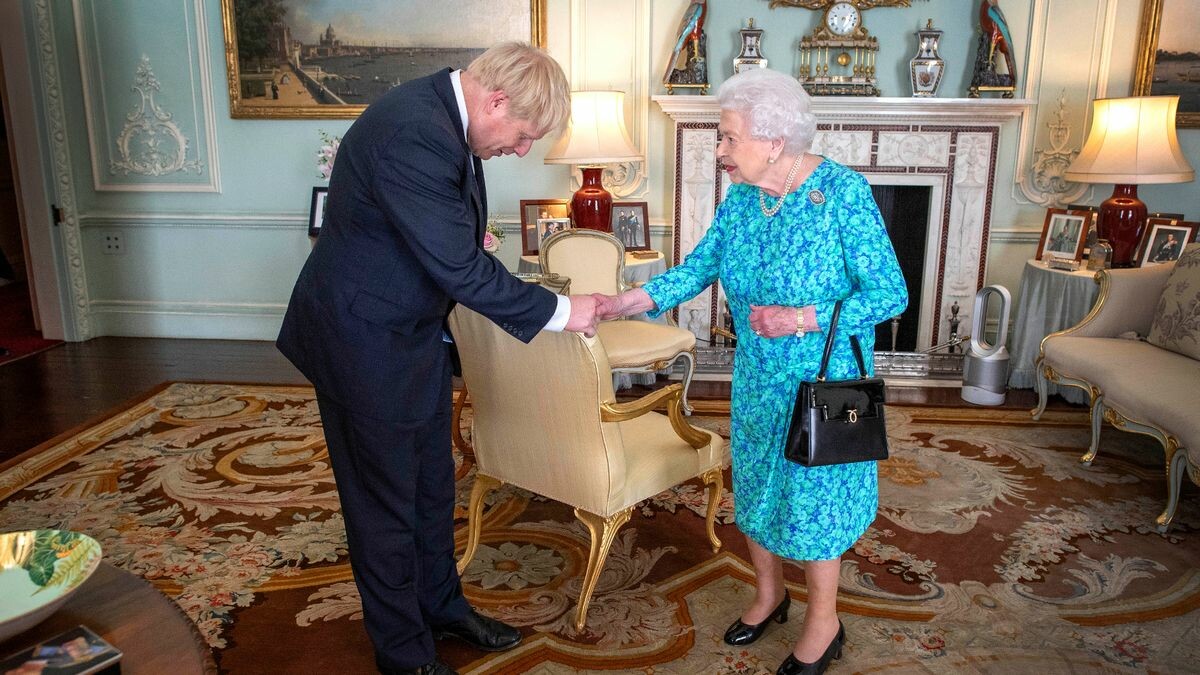 "لأول مرة" ملكة بريطانيا تكسر التقاليد الملكية بتعيين رئيس الوزراء الجديد خارج لندن 