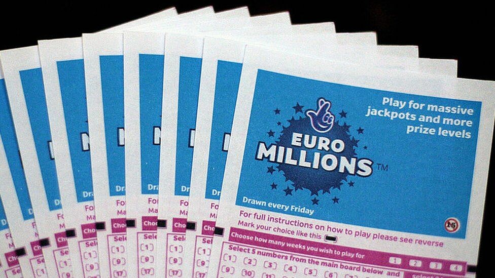 أحد أكبر الجوائز في البلاد.. بريطاني يفوز بـ 100 مليون جنيه إسترليني في EuroMillions 