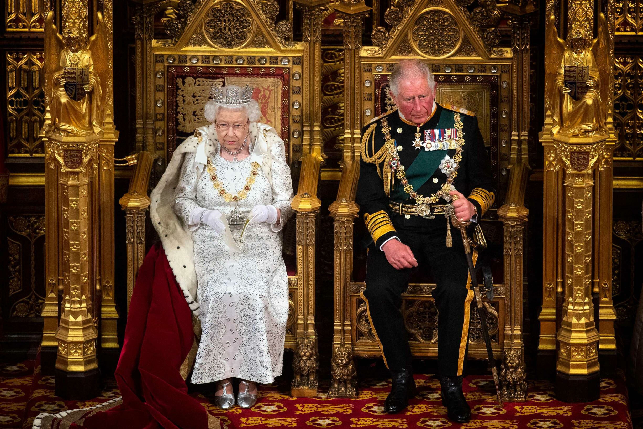 كم تبلغ ثروة الملكة إليزابيث ومن الذي سيرث أملاكها؟ 