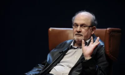 بعد محاولة قتله.. الكاتب البريطاني سلمان رشدي عائد للكتابة وهذه حالته الصحية! 