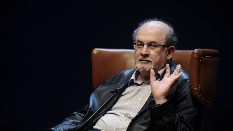 بعد محاولة قتله.. الكاتب البريطاني سلمان رشدي عائد للكتابة وهذه حالته الصحية! 