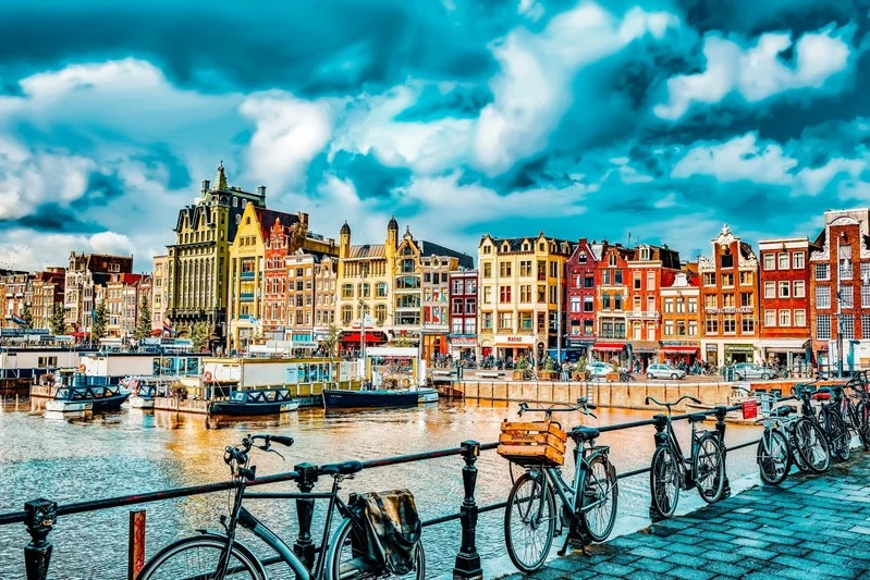هولندا ترفع حظر الدخول عن السياح البريطانيين غير المطعمين 