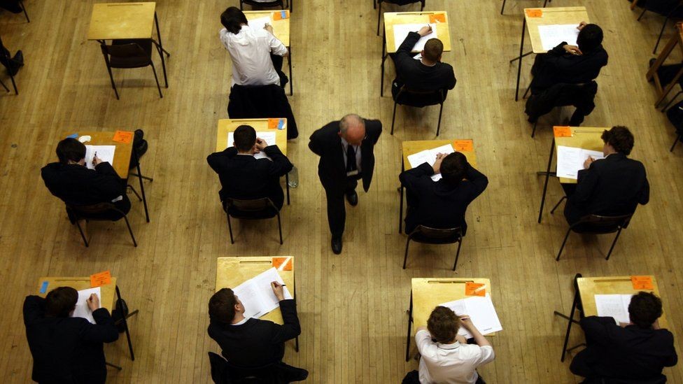 هيئة الرقابة: شهادات GCSE في ويلز ستركز بشكل أقل على الامتحانات 