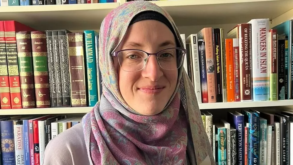شابة بريطانية تتعلم اللغة الويلزية لترجمة القرآن والأحاديث الإسلامية 