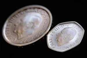 بالصور.. أول قطعة نقدية بريطانية تحمل صورة الملك تشارلز الثالث 