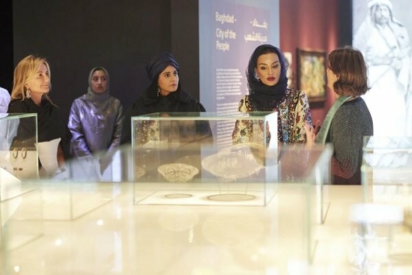 بالصور - الشيخة موزا بنت ناصر تفتتح معرض "بغداد: قرّة العين" 