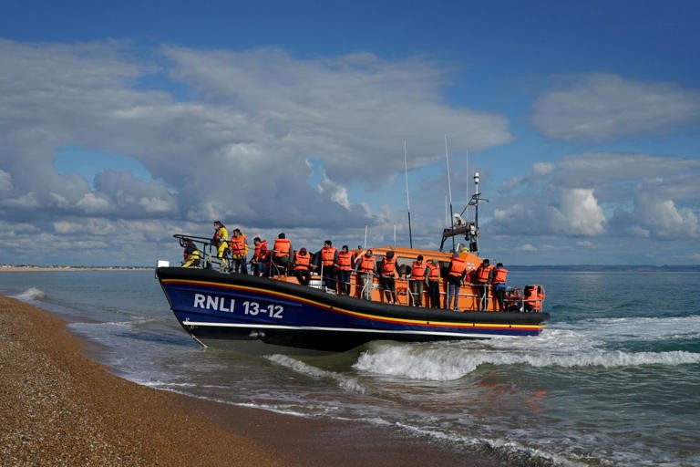سيواجه المهاجرون عبر القناة حظراً من طلب اللجوء في بريطانيا 