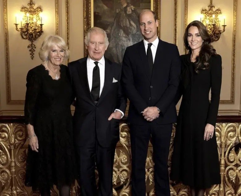 صدور أول صورة رسمية لملك بريطانيا مع زوجته وولي العهد مع زوجته! 
