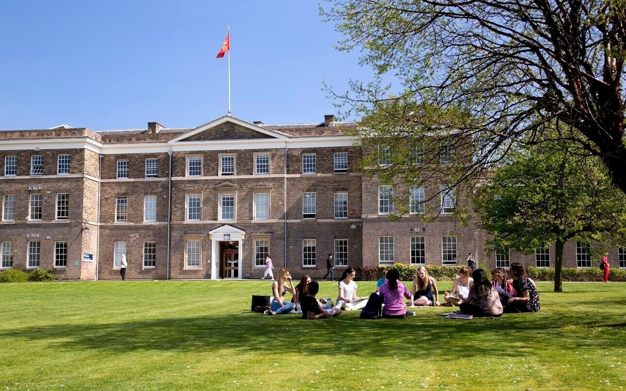 جامعة ليستر.. أفضل وجهات الطلاب للدراسة في بريطانيا 