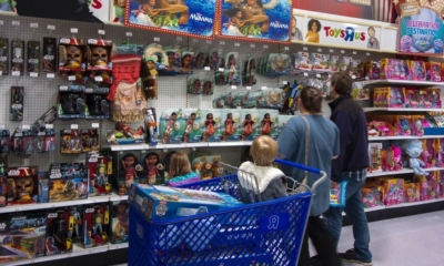 متاجر "Toys R US" تعيد فتح أبوابها في المملكة المتحدة بعد إغلاق دام 4 سنوات 