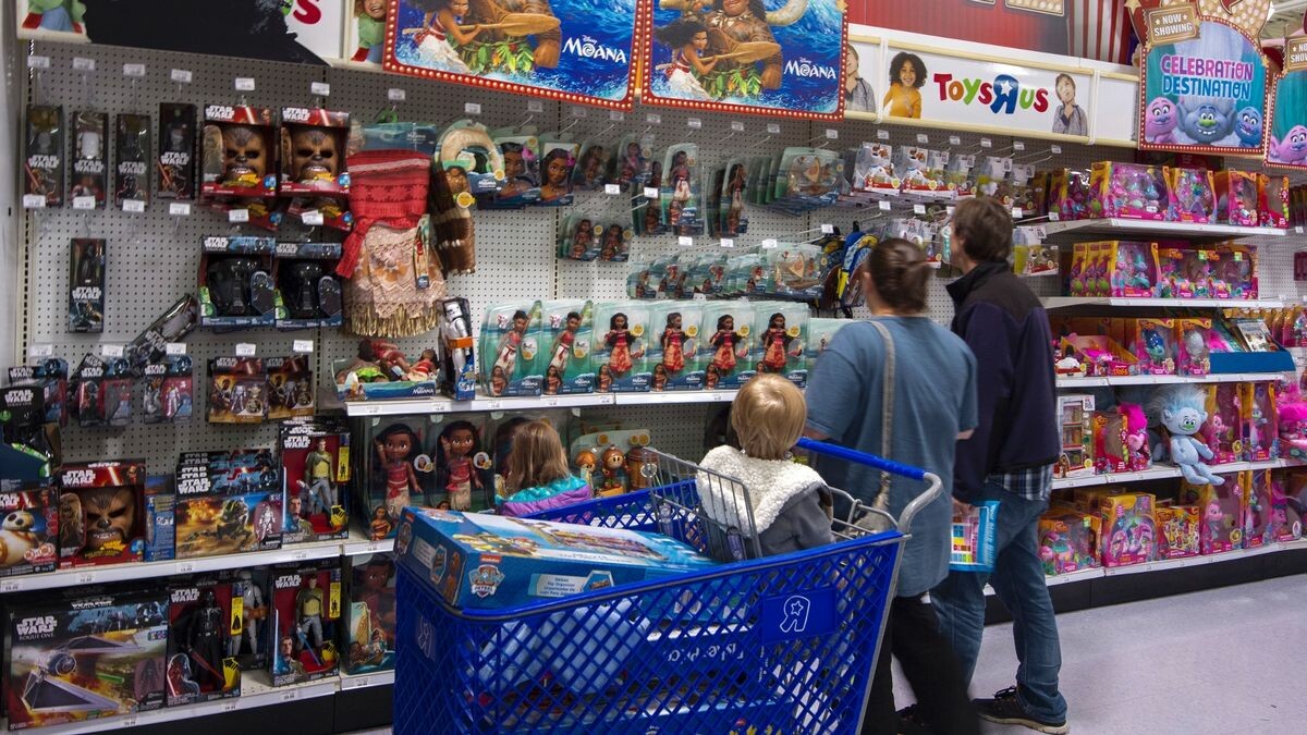 متاجر "Toys R US" تعيد فتح أبوابها في المملكة المتحدة بعد إغلاق دام 4 سنوات 