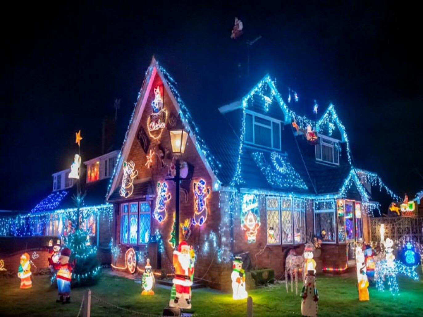 زخارف مُبهرة لتزيين منزلك خلال ليلة الكريسماس في بريطانيا 