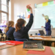 "لضبط ميزانياتها"..مدارس بريطانيا تفكر في تقليص عدد المعلمين وساعات التدريس 