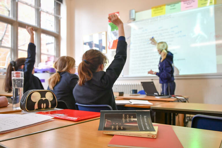 "لضبط ميزانياتها"..مدارس بريطانيا تفكر في تقليص عدد المعلمين وساعات التدريس 