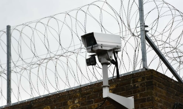 بعد اكتظاظ السجون البريطانية.. الحكومة تطلق خطة طوارئ لاستخدام 400 زنزانة جديدة! 