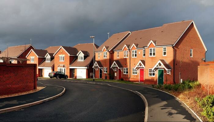 ارتفاع أسعار الفائدة يرفع الإيجارات ويخفض أسعار المنازل في بريطانيا 