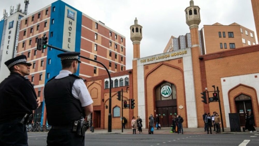 استهداف المساجد ودور العبادة في بريطانيا للبحث عن لاجئين غير شرعيين وترحيلهم 
