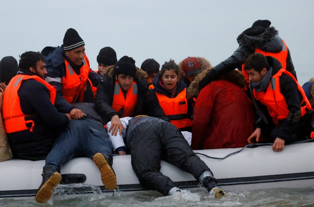 حادثة غرق لمهاجرين على متن قارب قبالة السواحل البريطانية.. ما عدد الضحايا؟ 