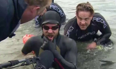 رجل بريطاني يتحدى إعاقته لتقديم الخير، ويطمح لتكسير أرقام قياسية بالسباحة! 