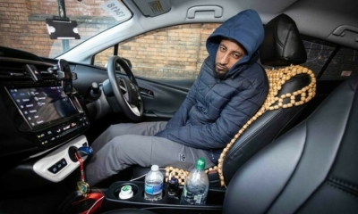 العنصرية تجبر رجل على النوم في سيارته بظروف مأساوية في بريطانيا 