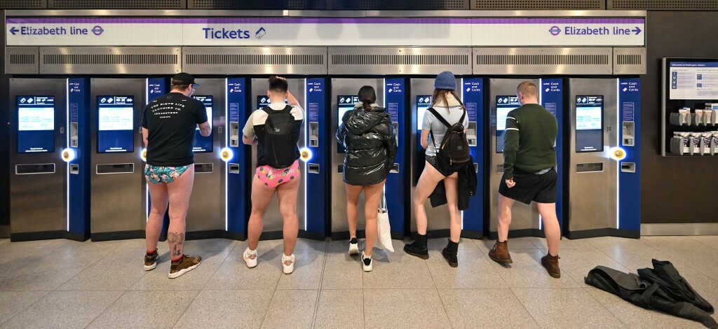 ركاب مترو لندن "من دون سراويل"... احتفال عالمي بدأ كـ "مزحة" 