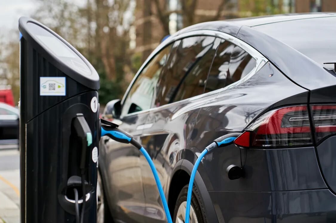 غرامة شحن السيارات الكهربائية في بريطانيا تفاجئ السائقين بعد ارتفاعها بشكل غير مسبوق! 