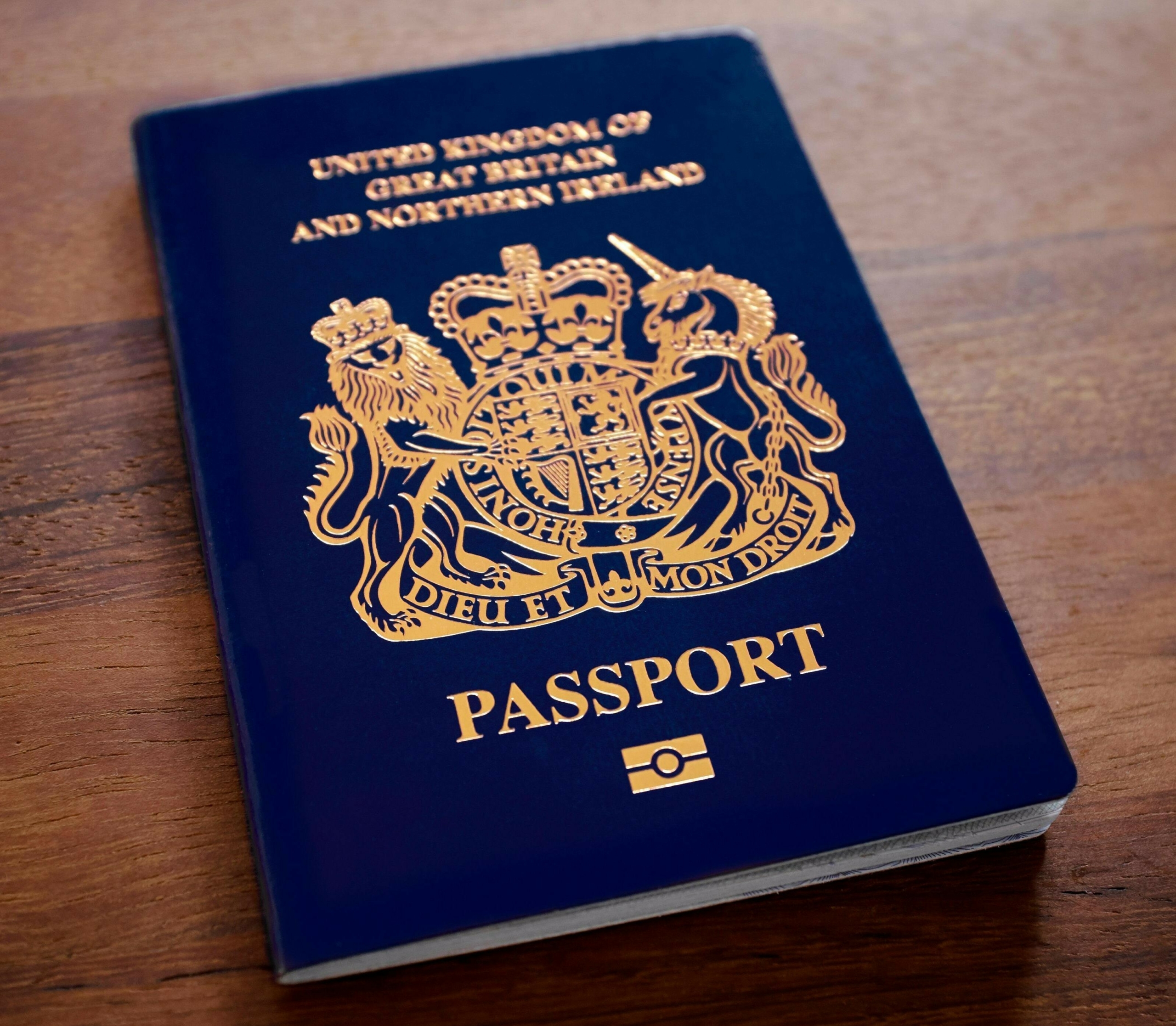 الشرطة البريطانية تحذر من عصابة تمتهن استخراج جوازات السفر بطرق غير قانونية 
