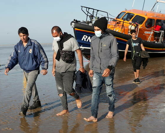 إنقاذ 83 مهاجراً كانوا على متن قوارب صغيرة في بحر المانش 