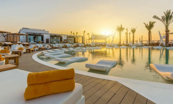 تمتع بتجربة فريدة في أكواخ نادي Nikki Beach الجديدة في دبي مع أفضل عروض الحجز 