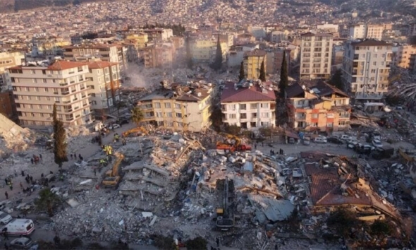 وزير التنمية البريطاني يزور مكان الزلزال جنوب تركيا 